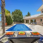 Villa Caripira By *